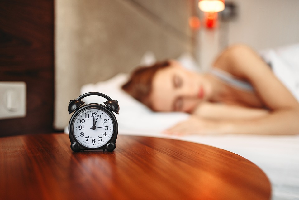 Réveils nocturnes : comprendre les causes et solutions pour mieux dormir